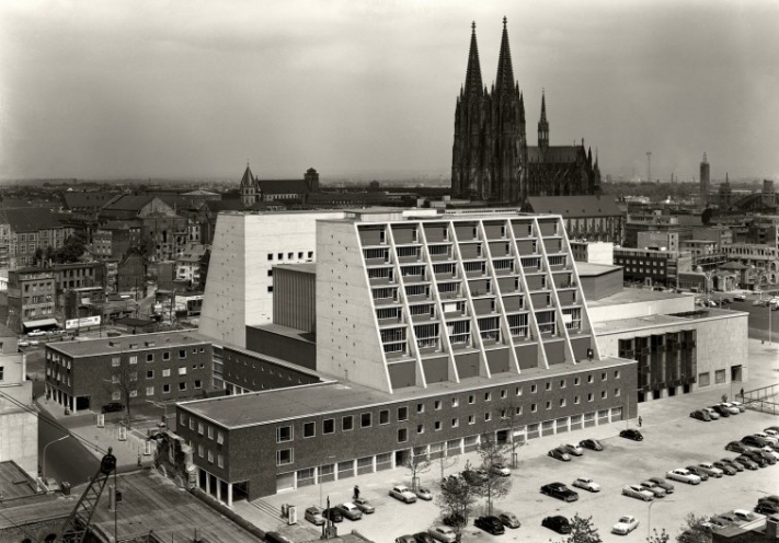 DAM_OperTheater_BuehnenKoeln_historische-Aufnahme_Karl-Hugo-Schmölz_Archiv-Cox_web-e1524955178306